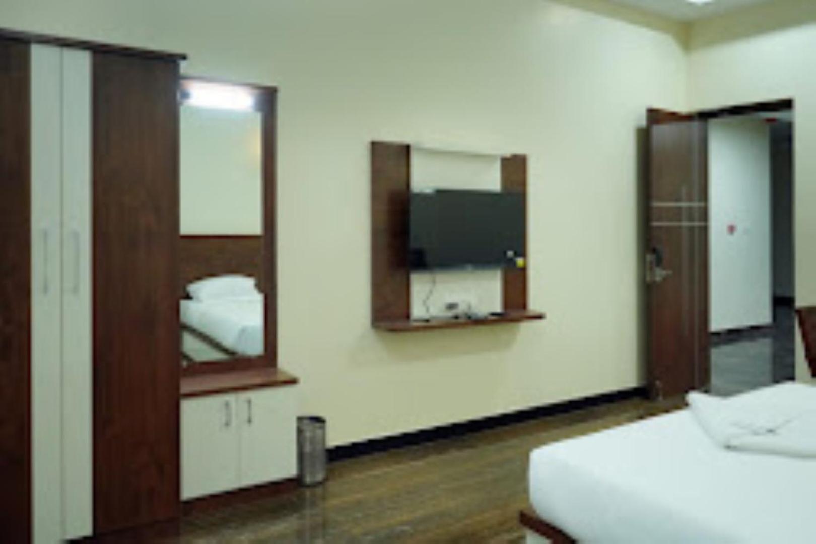 Hotel Nivetha Grand , Kojambuttúr Kültér fotó